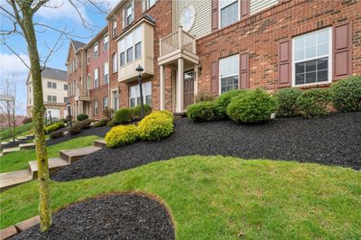 220 Thornapple Ln., Townhouse with 3 bedrooms, 2 bathrooms and 2 parking in Cranberry Twp PA | Image 2