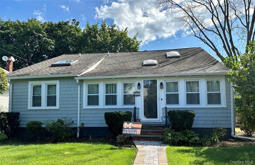 92 Clapham Ave, Manhasset, NY, 11030-3137 | Card Image