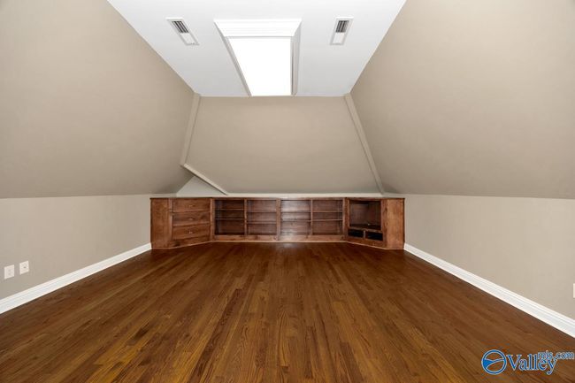 Wood flooring, build in shelving | Image 32
