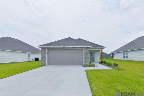 13748 Willowmore Dr, Denham Springs, LA, 70726-8845 | Card Image