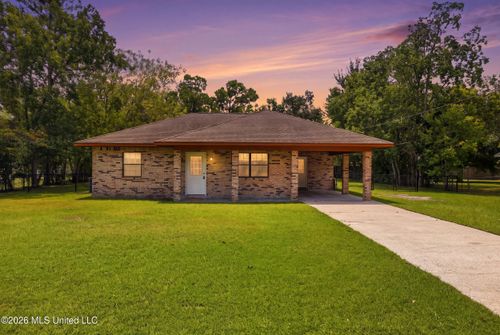 815 Amar St, Waveland, MS, 39576-3027 | Card Image
