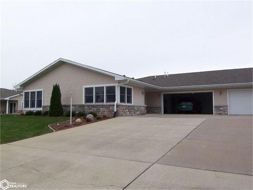 1002 Golf View Dr, Vinton, IA, 52349-2267 | Card Image