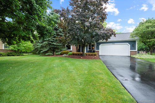 4386 Kelly Circle Dr, Commerce Township, MI, 48390-1320 | Card Image
