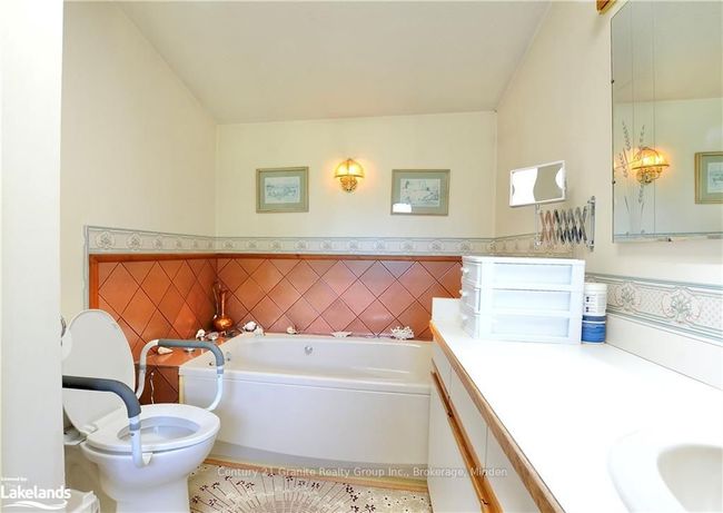 9717 Highway 118, House other with 2 bedrooms, 2 bathrooms and 8 parking in Algonquin Highlands ON | Image 15