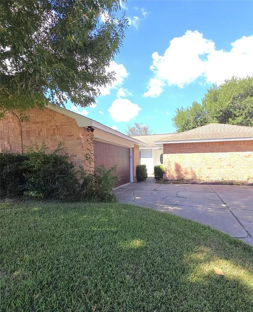 9807 Rocky Hollow Rd, La Porte, TX, 77571-4127 | Card Image