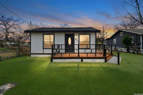 611 N San Ignacio Ave, San Antonio, TX, 78228-6133 | Card Image