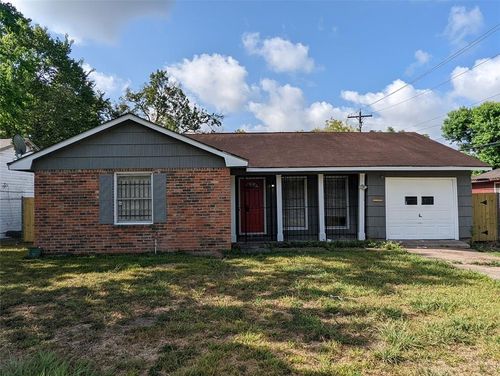 5622 Elmlawn Dr, Houston, TX, 77033-3304 | Card Image