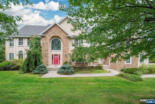 68 Eileen Dr, Cedar Grove, NJ, 07009-1352 | Card Image