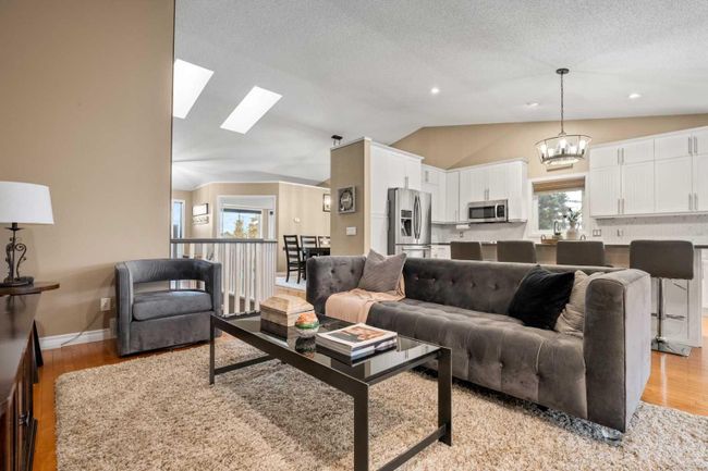 755 Hawkside Mews Nw, Home with 4 bedrooms, 3 bathrooms and 4 parking in Calgary AB | Image 16