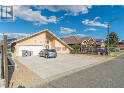 728 Chaparral Pl, House other with 4 bedrooms, 4 bathrooms and 2 parking in Kamloops BC | Image 3