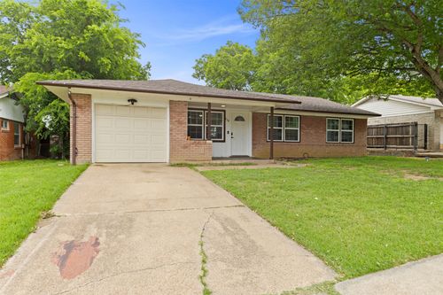 434 W Phillips Ct, Grand Prairie, TX, 75051-3136 | Card Image