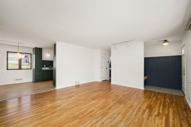 with a separate entry and seating area | Image 6