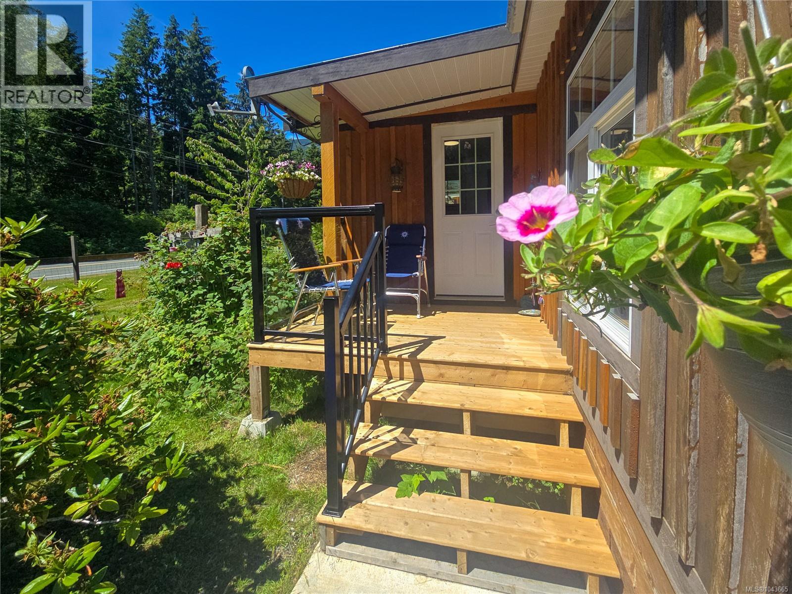 Residential in Sayward 2