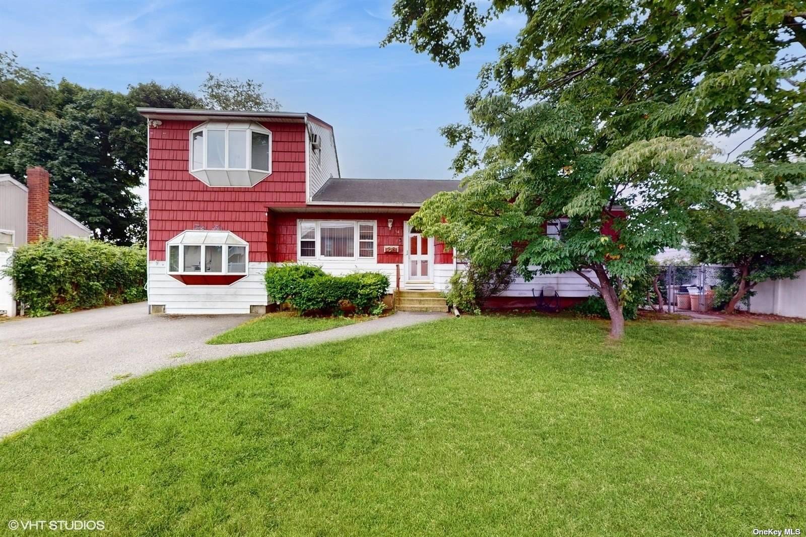 Morton St, Brentwood, NY 11717
