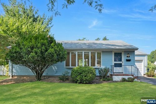 105 Regis Ct, Paramus, NJ, 07652-1906 | Card Image
