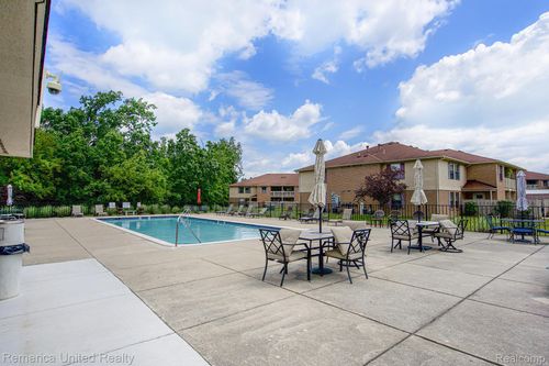 61109 Greenwood Dr, South Lyon, MI, 48178-1724 | Card Image