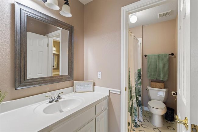 Adjoining bathrooms between the two upstairs bedrooms. | Image 22