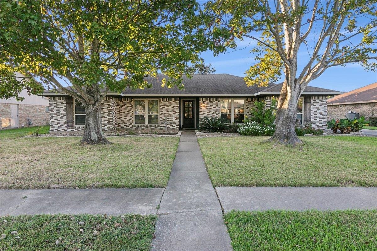 Crest Dr, Port Neches, TX 77651