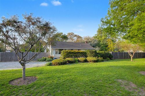 359 Moffitt Blvd, Islip, NY, 11751-2718 | Card Image