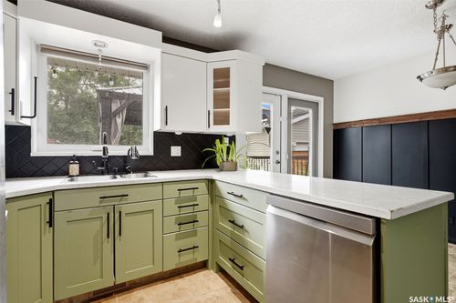 726 Mcintosh Street N, Regina, SK, S4R5Z4 | Card Image