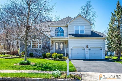 5 Labrador Dr, Kendall Park, NJ, 08824-1487 | Card Image