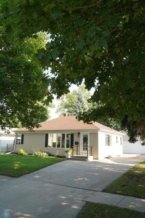 92 16th Ave N, Fargo, ND, 58102-2338 | Card Image