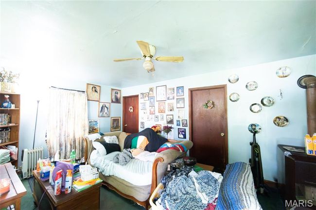 Bedroom with radiator heating unit and a ceiling fan | Image 18