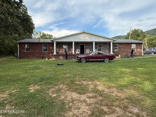 365 Young Ln, Tazewell, TN, 37879-5877 | Card Image