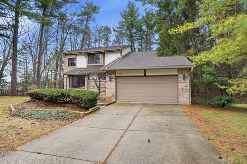 4145 Cumberland Ct, Commerce Township, MI, 48390-1302 | Card Image