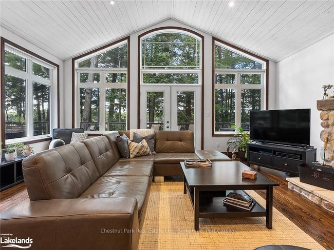 High ceilings and windows invite nature in | Image 12