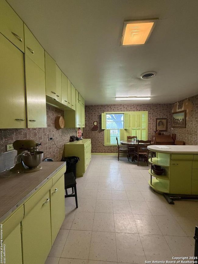 520 N 12 Th Ave, House other with 5 bedrooms, 3 bathrooms and null parking in Crystal City TX | Image 5