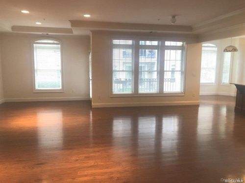 542 Roosevelt Way, Westbury, NY, 11590-6683 | Card Image