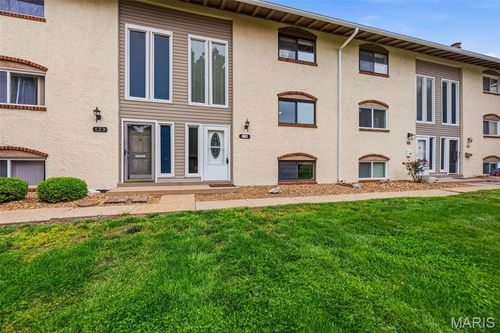 130 Carmel Woods Dr, Ellisville, MO, 63021-4783 | Card Image