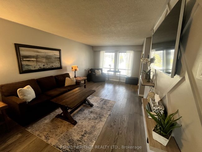 681 Athol St E, House attached with 4 bedrooms, 2 bathrooms and 5 parking in Oshawa ON | Image 7