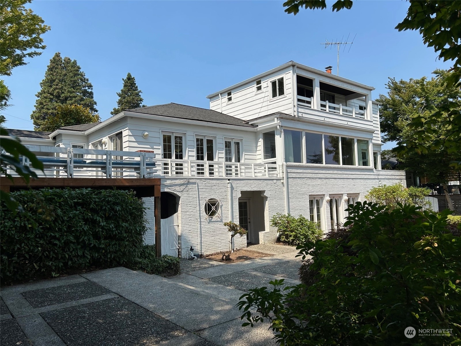 Crest Dr, Seattle, WA 98115
