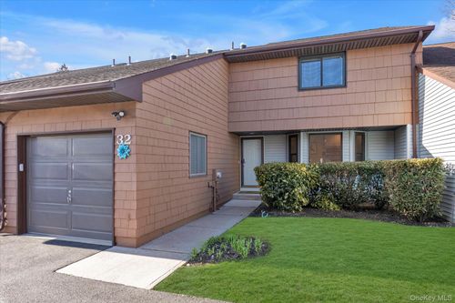 32 Ashley Cir, Commack, NY, 11725-4642 | Card Image