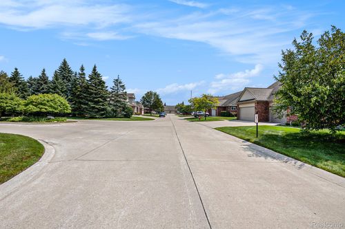 5477 Victory Cir, Sterling Heights, MI, 48310-3203 | Card Image