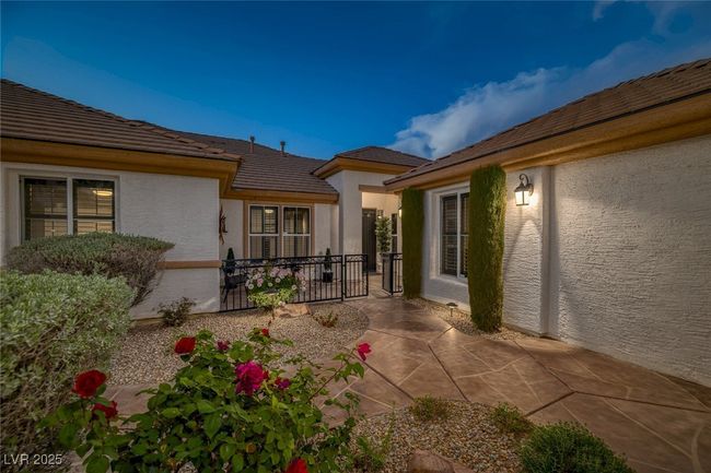 Front Entry/Courtyard | Image 5