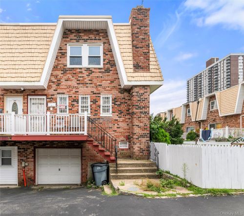 211 Beach 16th St, Far Rockaway, NY, 11691-4418 | Card Image