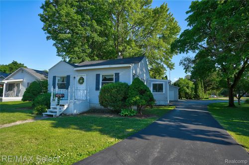 406 E Vienna St, Clio, MI, 48420-1427 | Card Image