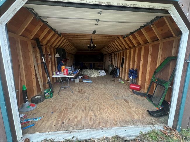 Very spacious garage | Image 5