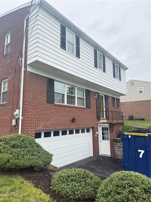 8684 E Barkhurst Dr, Pittsburgh, PA, 15237-4116 | Card Image