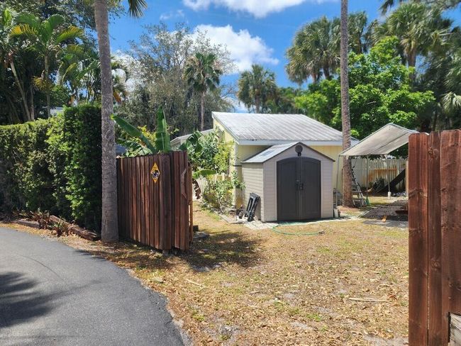 576 Sw Rustic Cir, House other with 3 bedrooms, 2 bathrooms and null parking in Stuart FL | Image 57