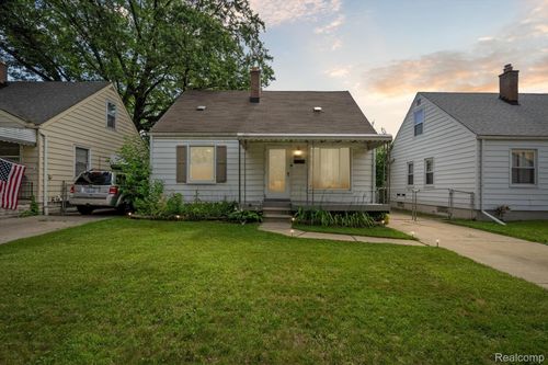 27226 Lawnwood St, Roseville, MI, 48066-7920 | Card Image