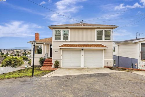 9883 Lawlor St, Oakland, CA, 94605-4860 | Card Image