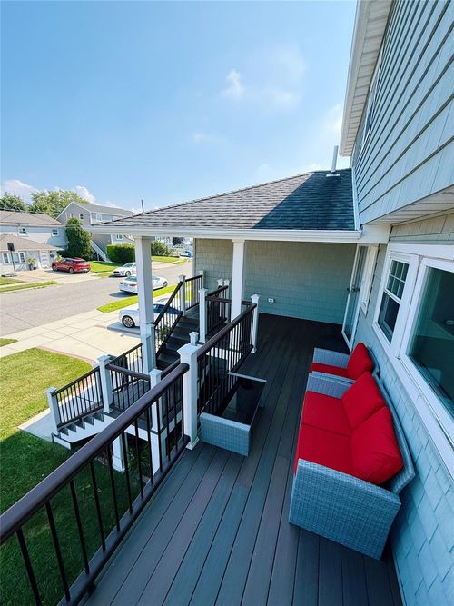 22 Wilshire Ct, Freeport, NY, 11520-6233 | Card Image