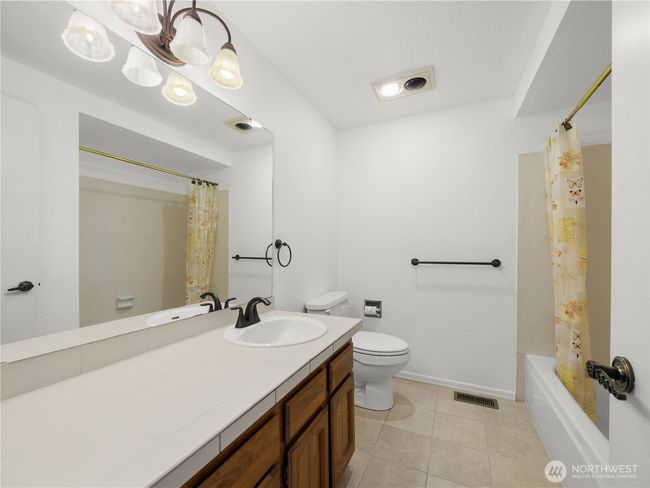 Full bath off hallway | Image 17
