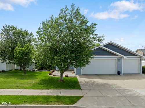 1921 18th Avenue W, Williston, ND, 58801 | Card Image