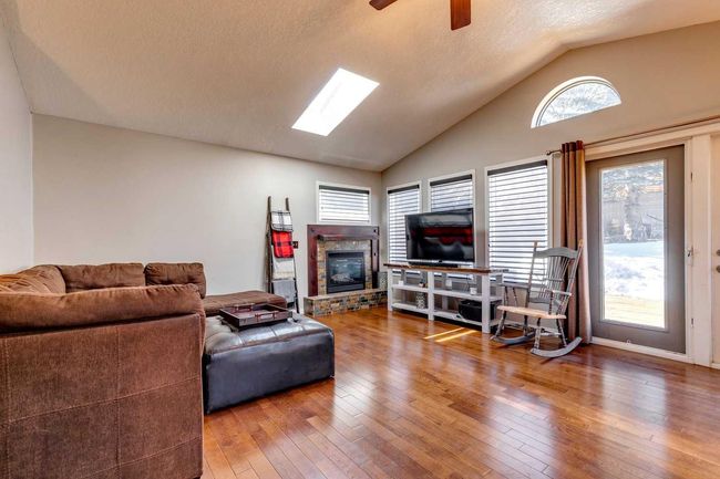4 Strathwood Bay Sw, Home with 3 bedrooms, 2 bathrooms and 4 parking in Calgary AB | Image 16