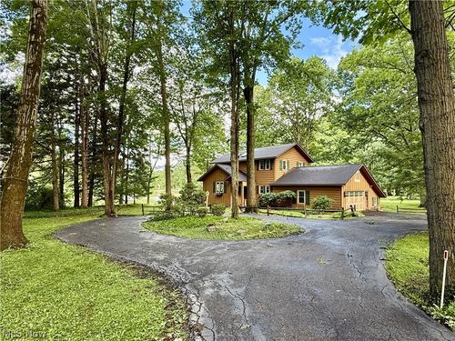 17956 Elliott Dr, Chagrin Falls, OH, 44023-5828 | Card Image